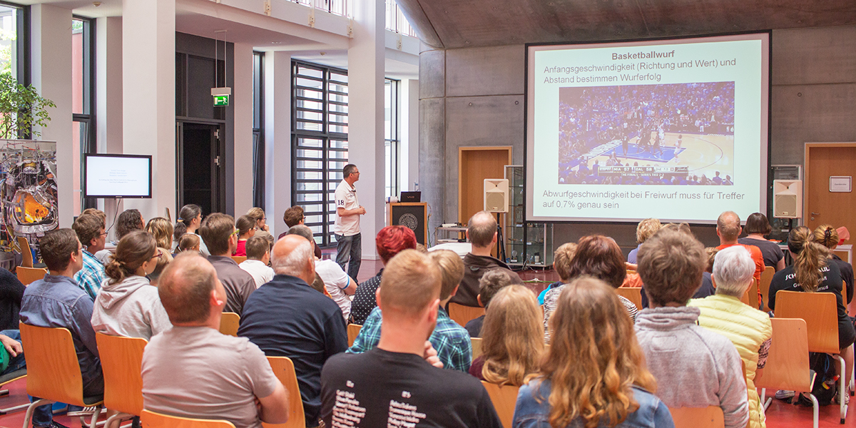 Professor Ralf Schneider bei seinem Vortrag im Foyer des Instituts für Physik.