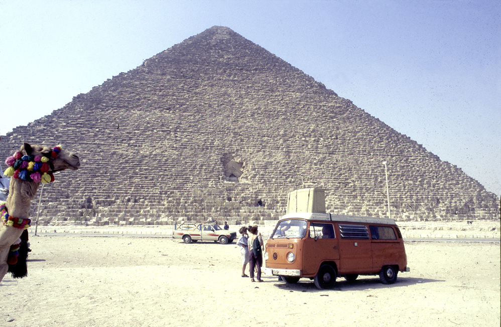 Im Juli 1987 fotografiert der Judaist Gil Hüttenmeister vor der Cheops-Pyramide von Gizeh, wie sich ein Kamel und ein VW-Bulli begegnen ©privat