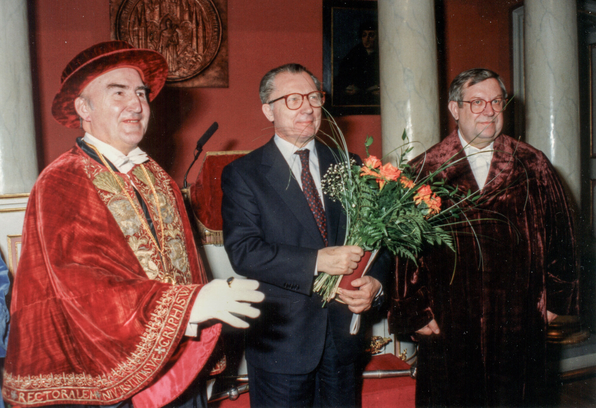 Verleihung der Ehrenpromotion an Jacques Delors 1994 in der Aula der Universität Greifswald mit dem damaligen Rektor Prof. Zobel 