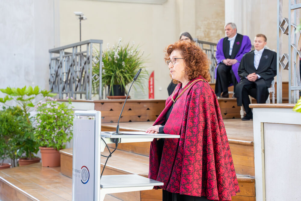 Die Rektorin Prof. Dr. Katharina Riedel während der Verleihung akademischer Grade im Juni 2023 im Greifswalder Dom