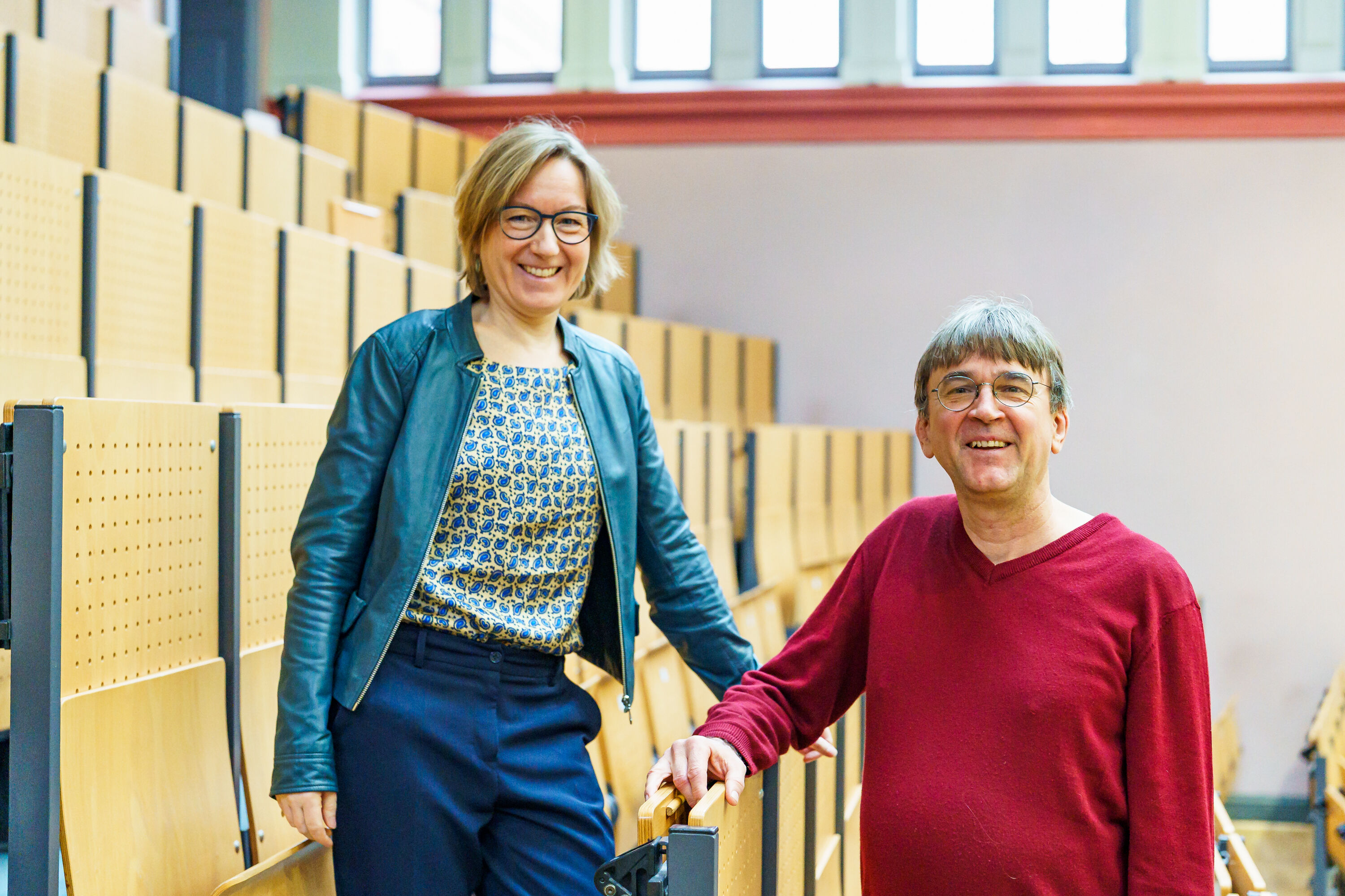 Prof. Dr. Konstanze Marx-Wischnowski und Prof. Dr. Wolfgang Kesselheim Prof. Dr. Konstanze Marx-Wischnowski und Prof. Dr. Wolfgang Kesselheim stehen in einem Hörsaal.