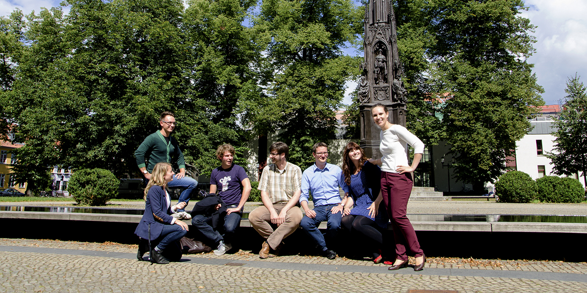 Symbolbild Alumni / Gruppenbild auf dem Rubenowplatz