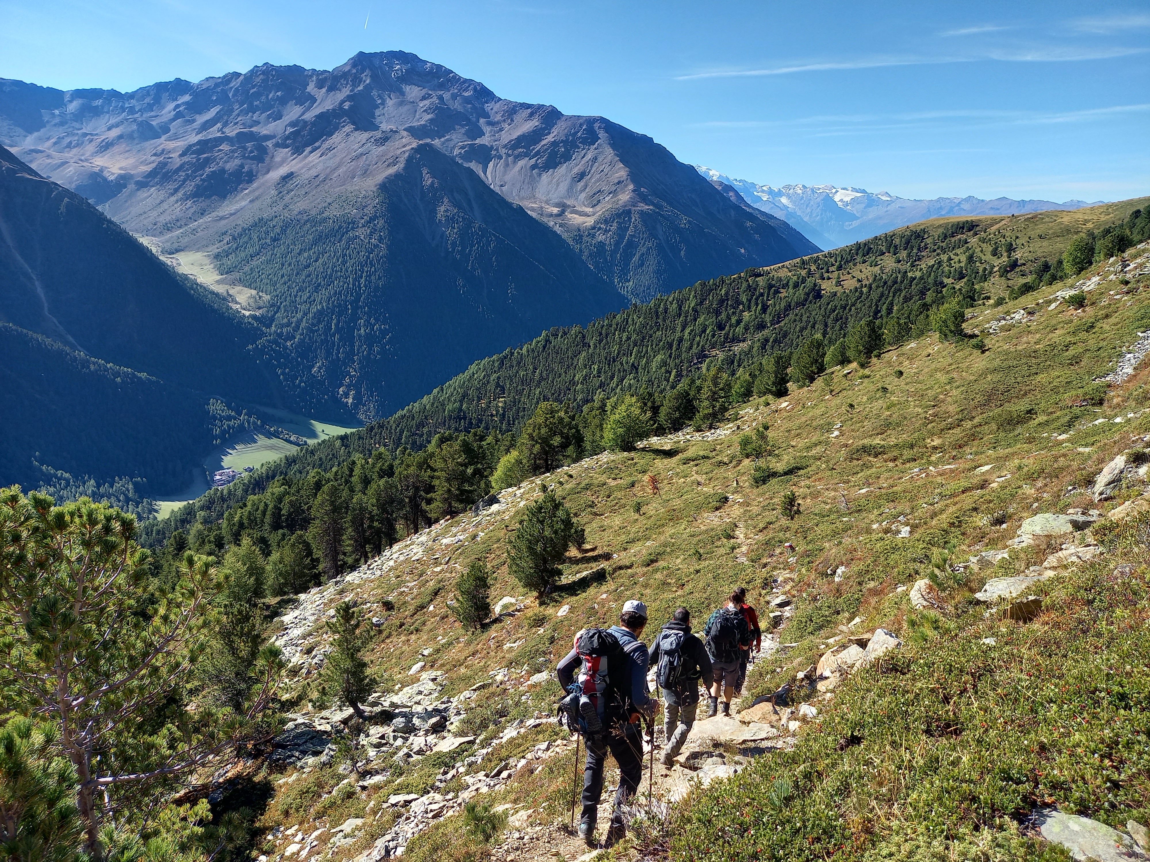 Berglandschaft mit drei Wander*innen