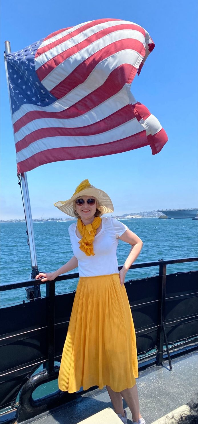 Dr. Elisabeth Kersten auf einem Schiff unter einer Flagge der USA. Sie ist auf dem Weg nach Kalifornien.