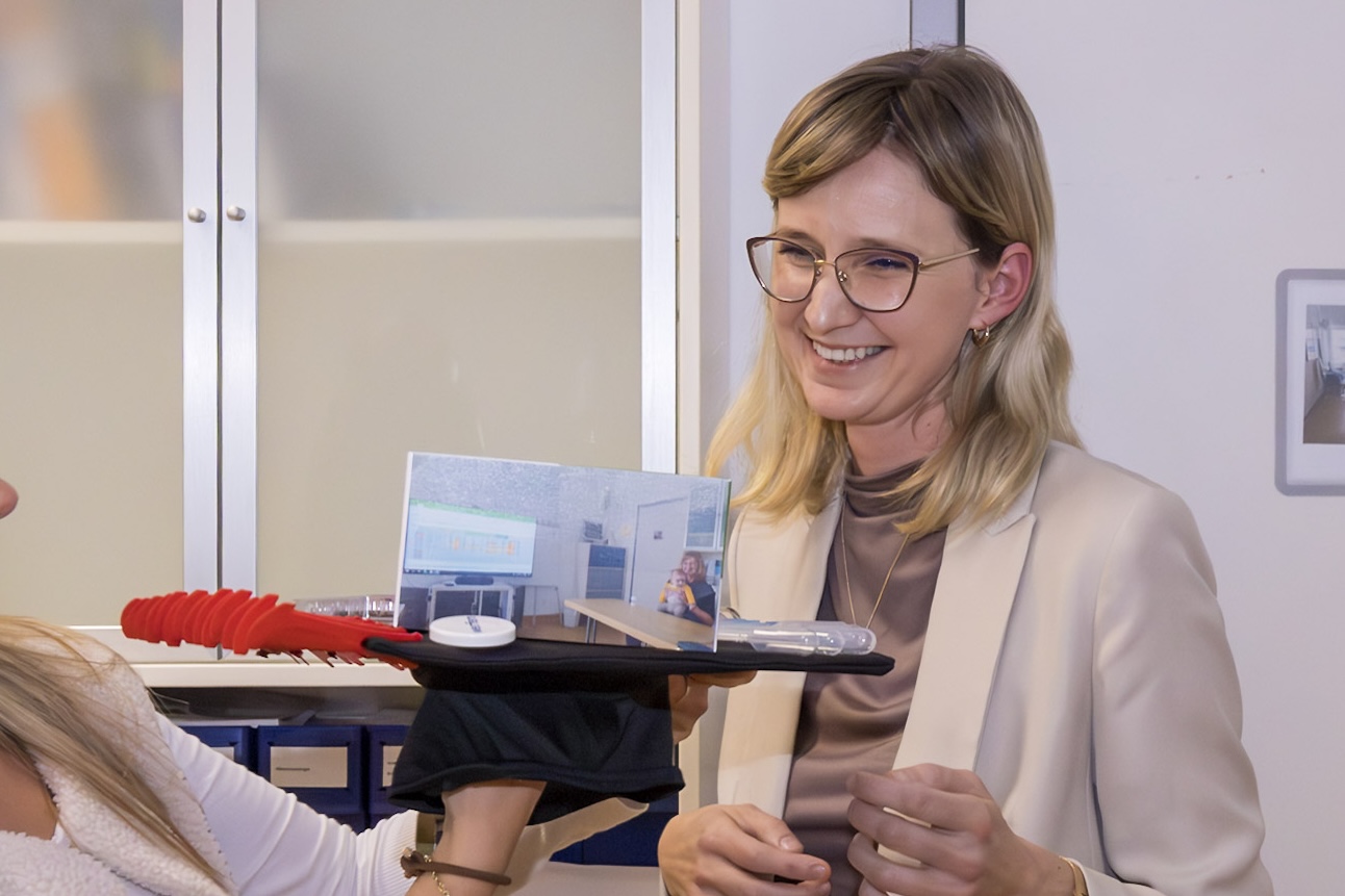 Linda Schönborn erhält zu ihrer Habilitation einen dekorierten Doktorhut