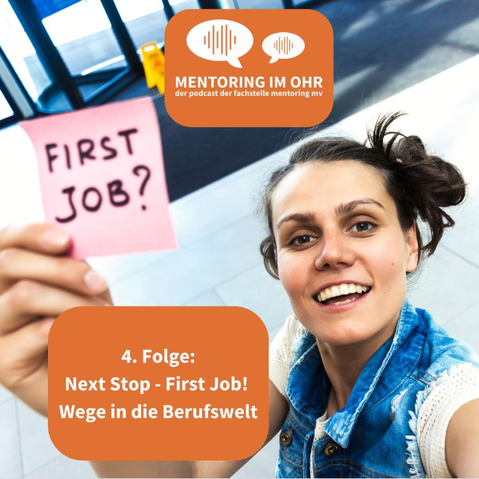 Zu sehen ist eine junge Frau mit einem Zettel auf dem "first job?" steht.