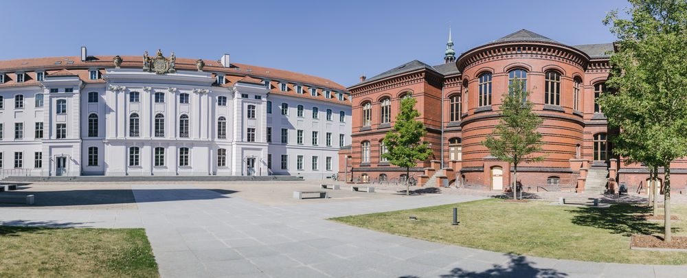 Uni Hauptgebäude Innenhof Panorama