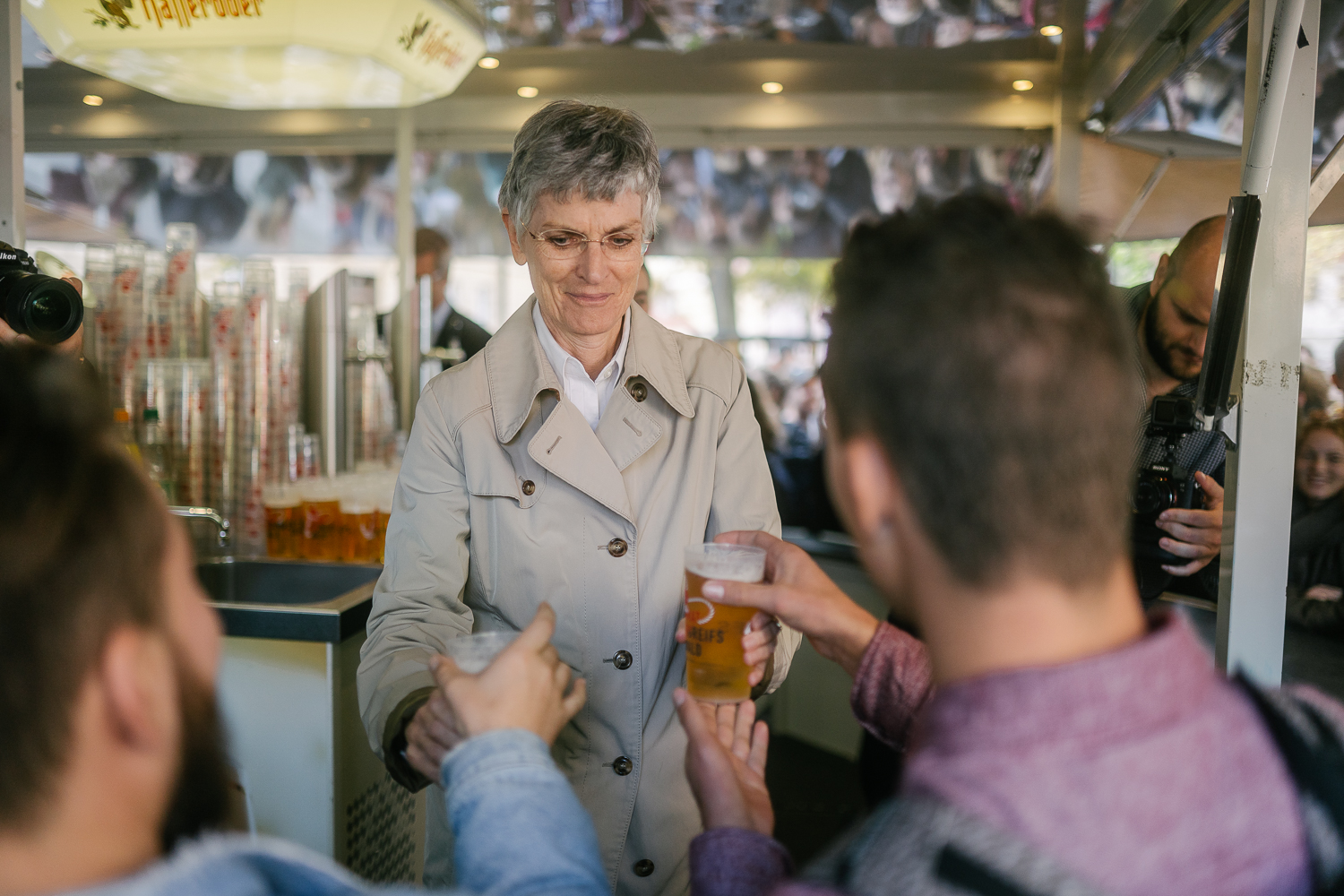 Tradition: Rektorin und Obermürgermeister schenken Freibier  Foto: Till Junker