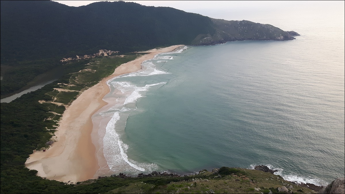 Aussicht vom Morro da Coroa auf den Strand Lagoinha de Leste - Foto: Anja Srebro