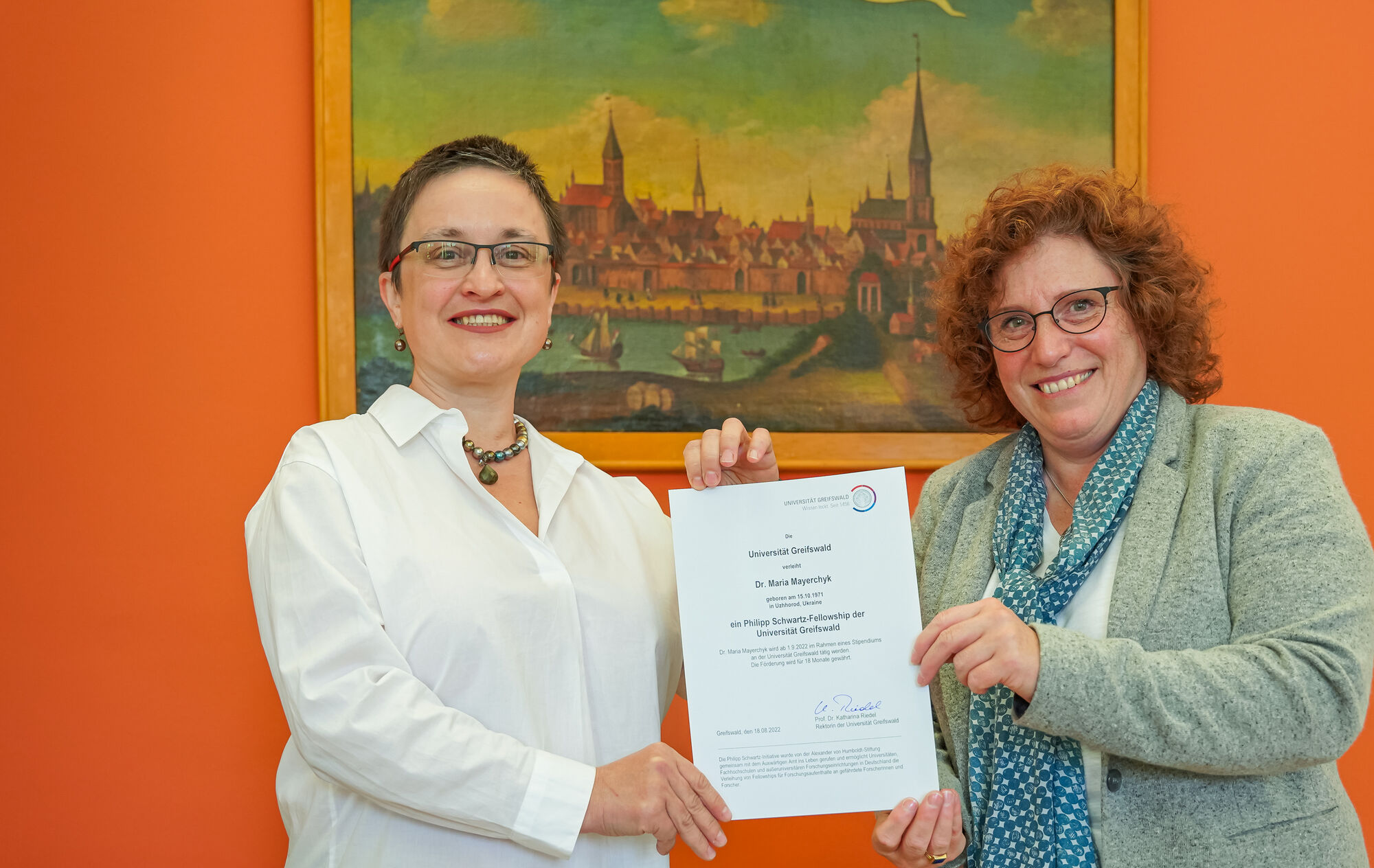 Die Rektorin der Universität Greifswald (Prof. Riedel) überreicht der ukrainischen Wissenchaftlerin Dr. Mayerchyk eine Urkunde über ein Philipp-Schwartz-Stipendium