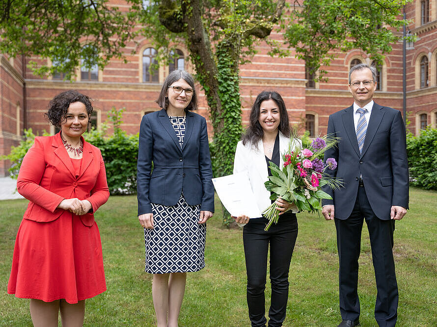 Verleihung des DAAD-Preises 2023 an Frau Diclehan Ulucan (v.l.n.r. Dr. Hasmik Hunanyan, Prorektorin Dorthe G. A. Hartmann, Diclehan Ulucan, Prof. Dr. Marc Ebner), © Patrick Geßner, 2023