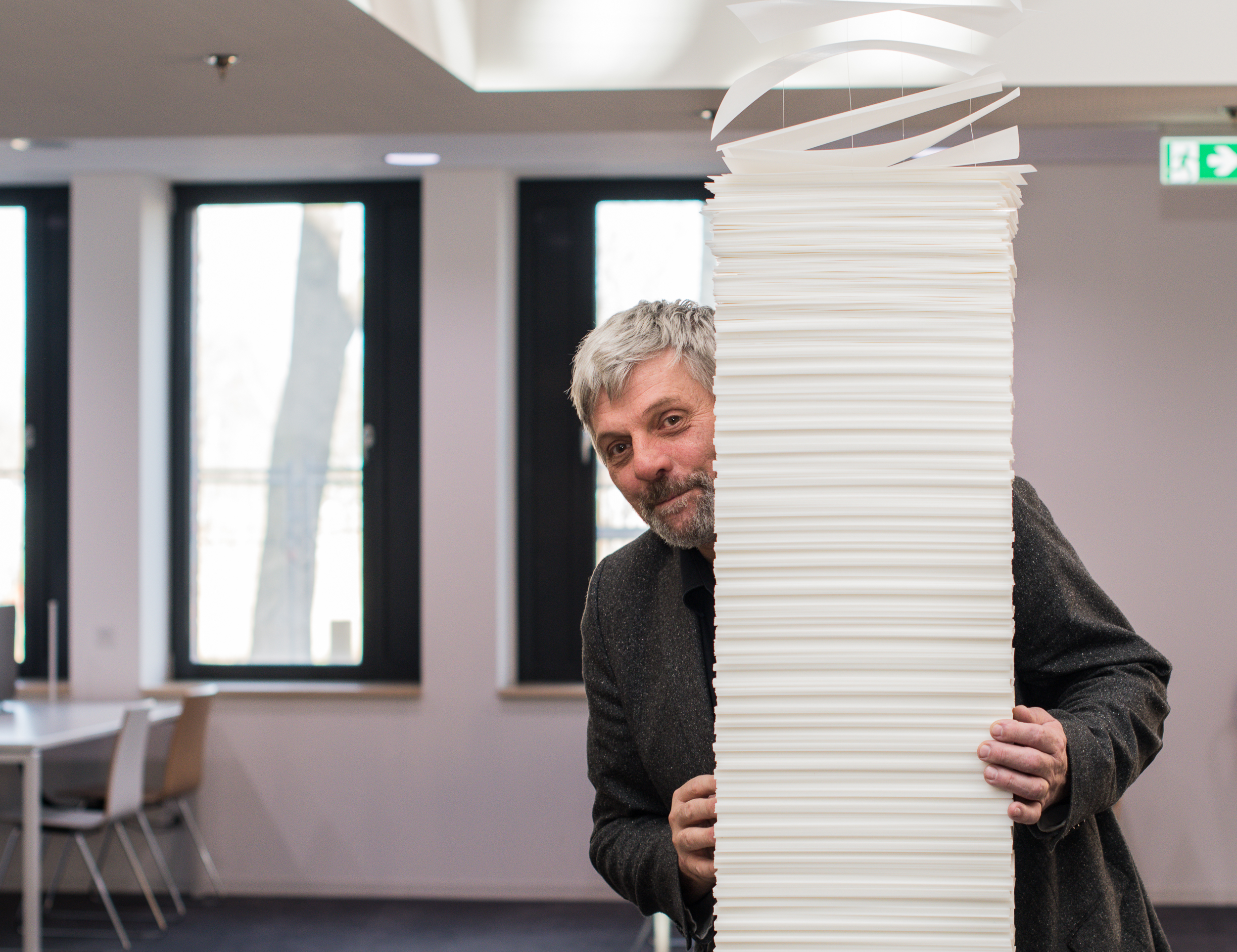 Uwe Sander vom BBL am Kunstwerk im Foyer