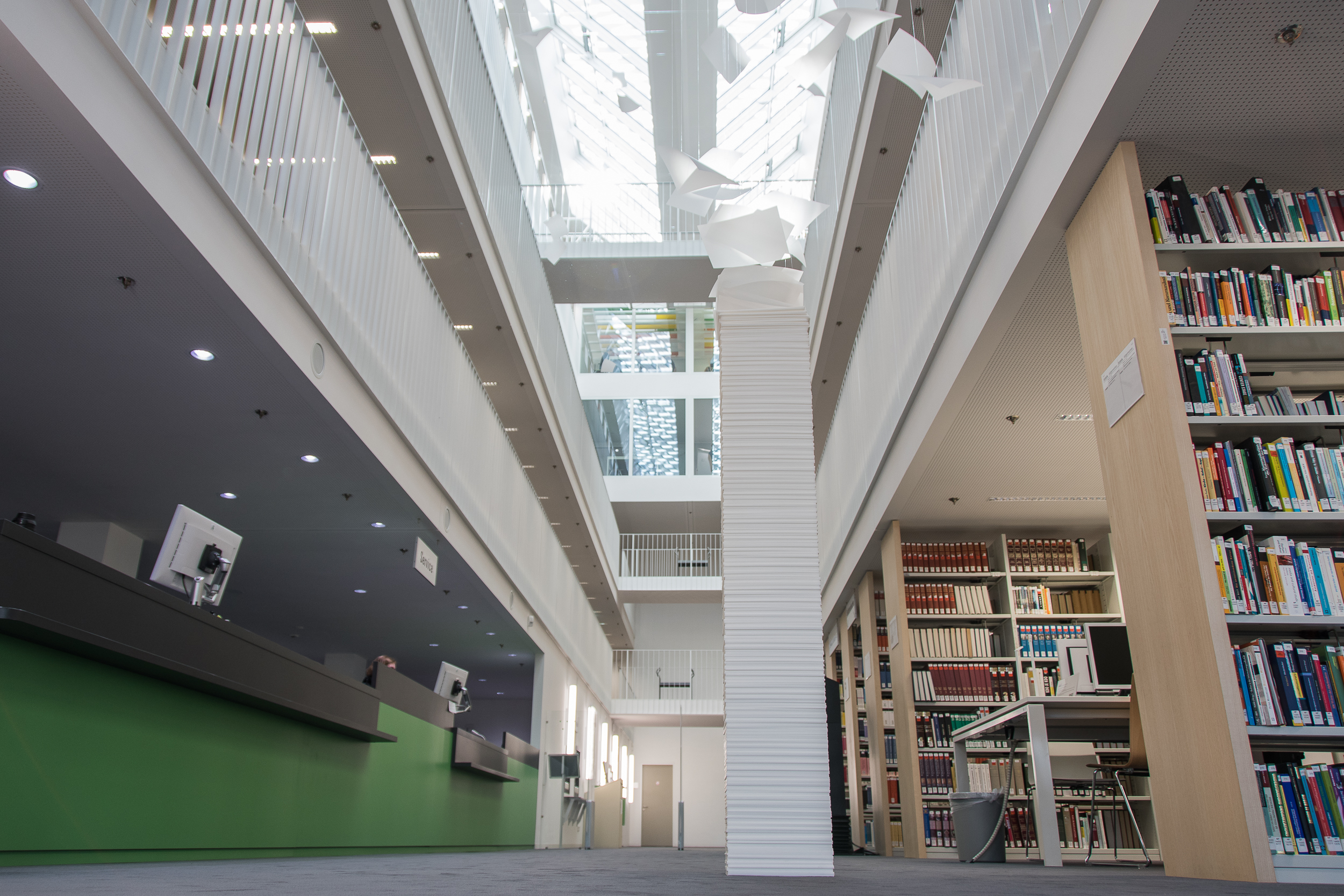 Ein Blätterstapel in der Bibliothek - Foto Till Junker