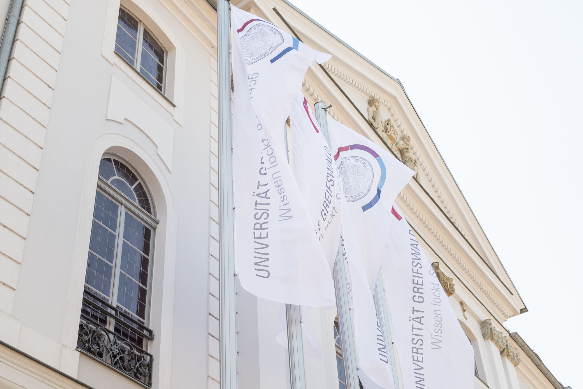 Fahnen vor dem Hauptgebäude Fahnen vor dem Hauptgebäude