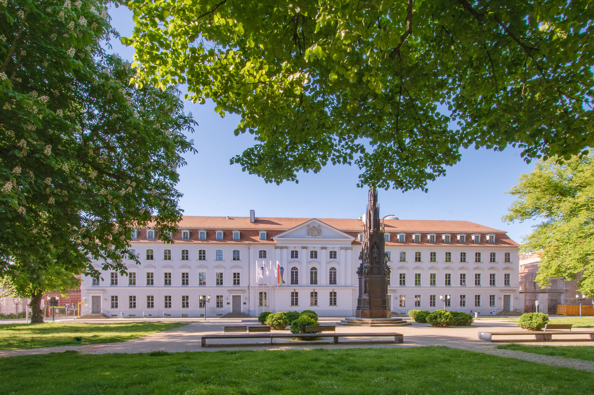 The photo shows the University Main Building in Greifswald in spring 2024.