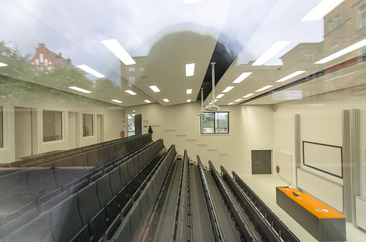 Große Fensterflächen gewähren Ein- und Ausblicke 