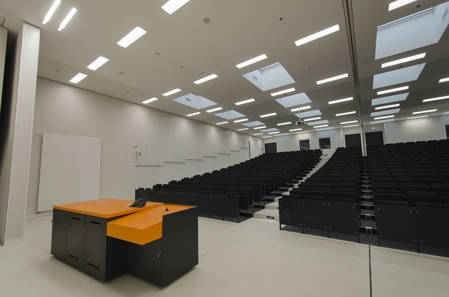 Der große Hörsaal kann geteilt werden