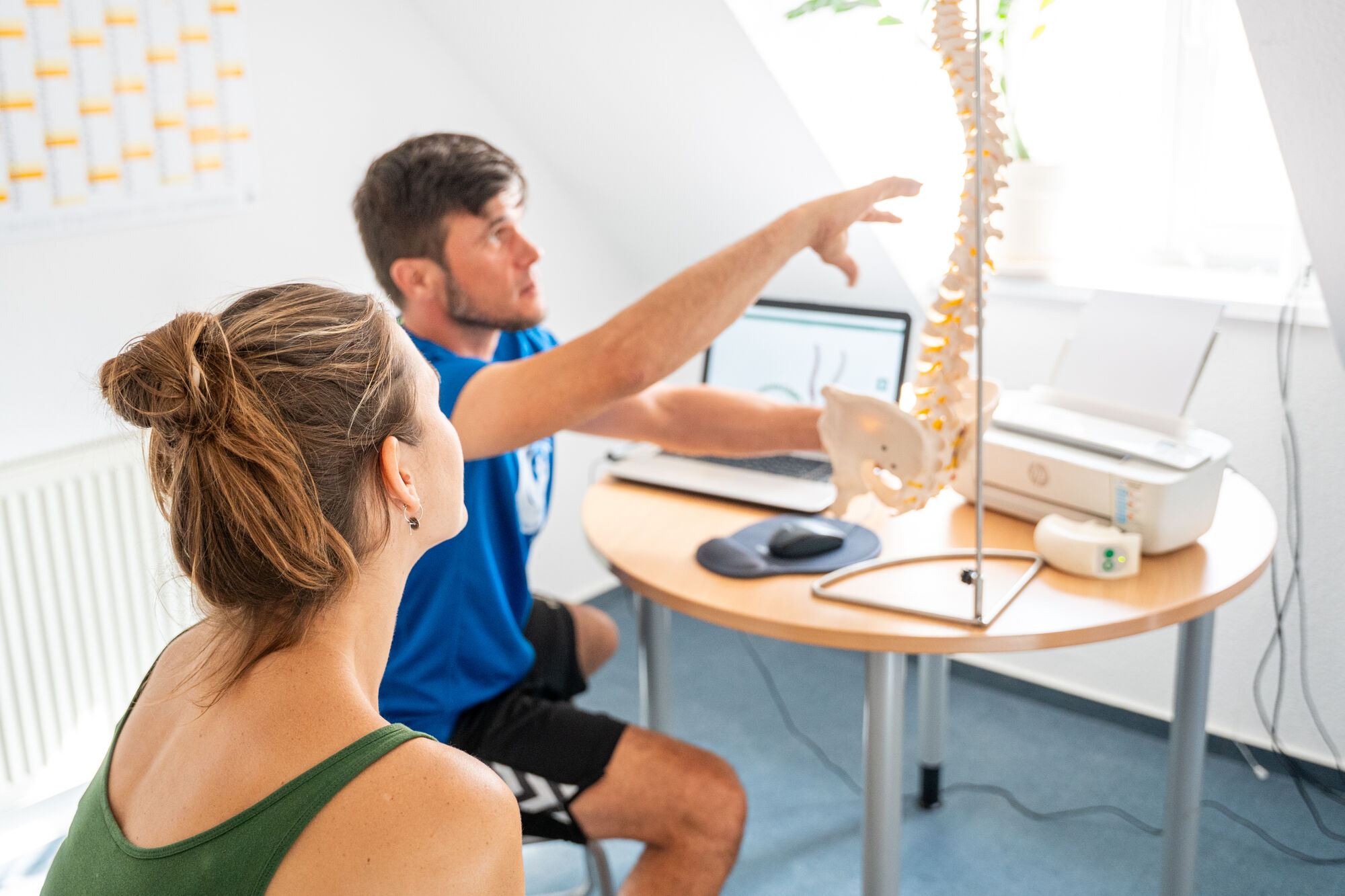 Gesundheitstag 2023 / Rückenschule Ein Orthopäde erklärt an einem Modell, wie Haltungsschäden an der Wirbelsäule entstehen können.