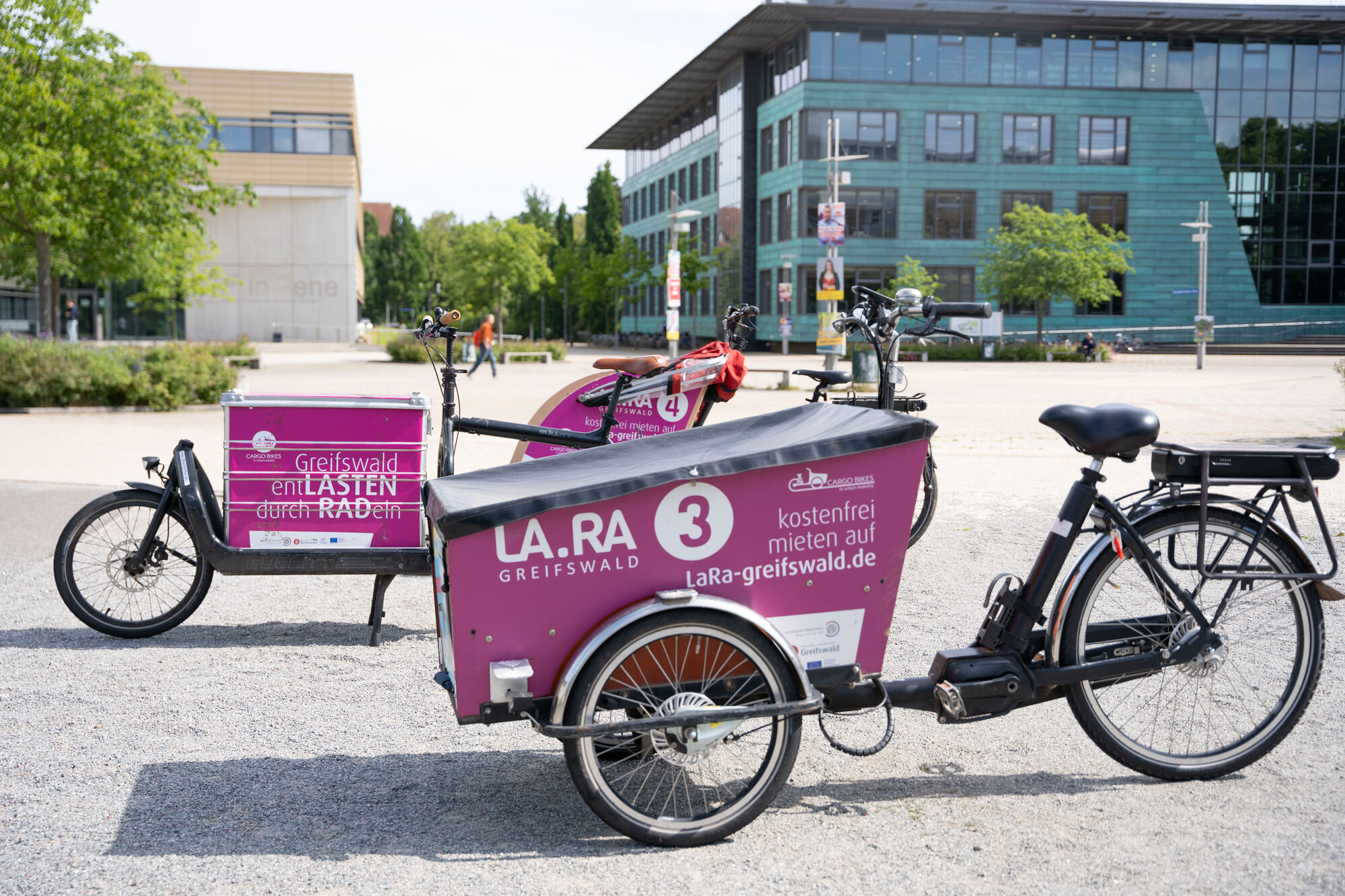 Nachhaltigkeitsaktionstag 2024 Lastenfahrräder stehen auf dem Beitzplatz. Im Hintergrund ist die Universitätsbibliothek zu sehen.