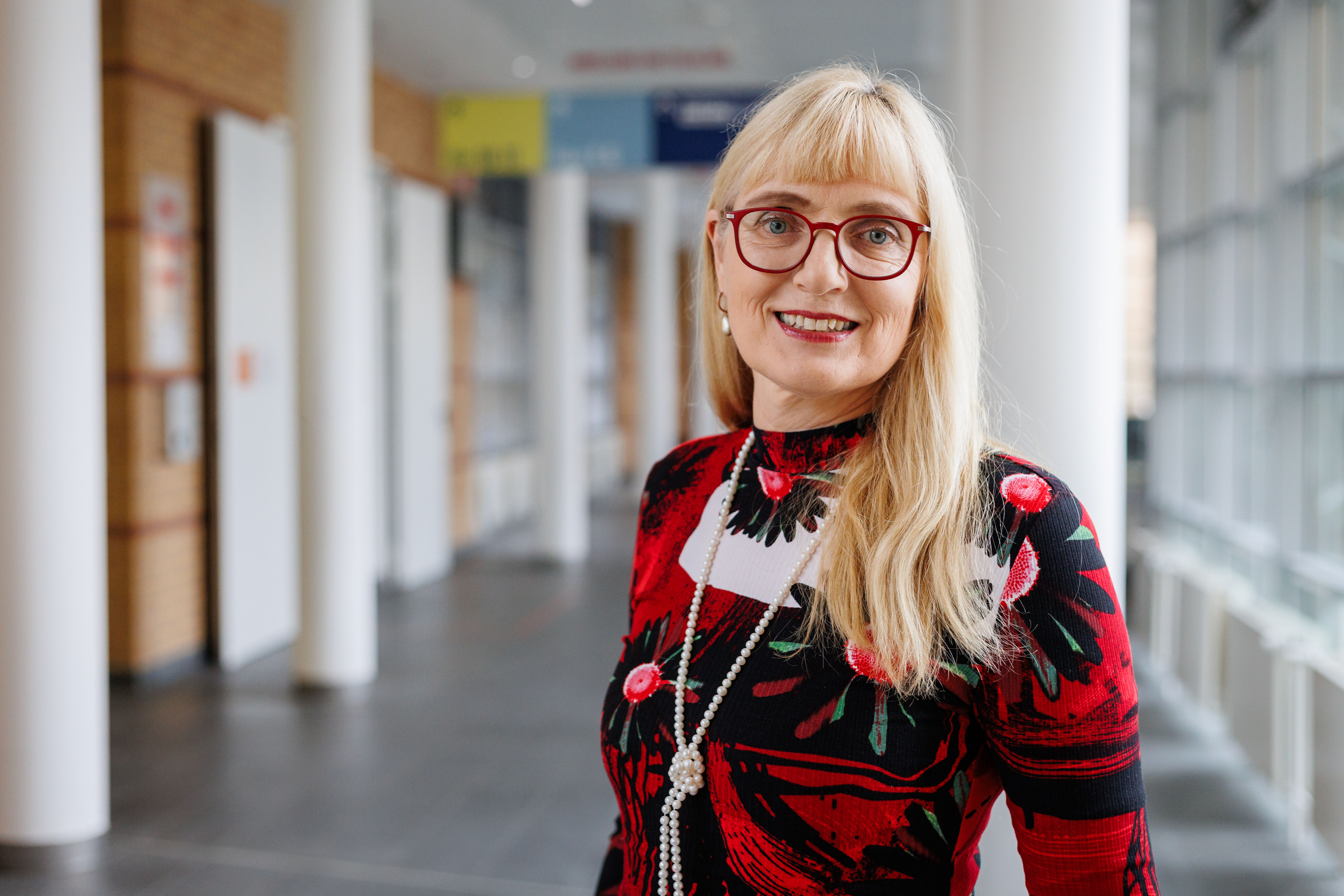 Dr. Gisela Hoffmann steht in einem Flur in der Universitätsmedizin Greifswald.