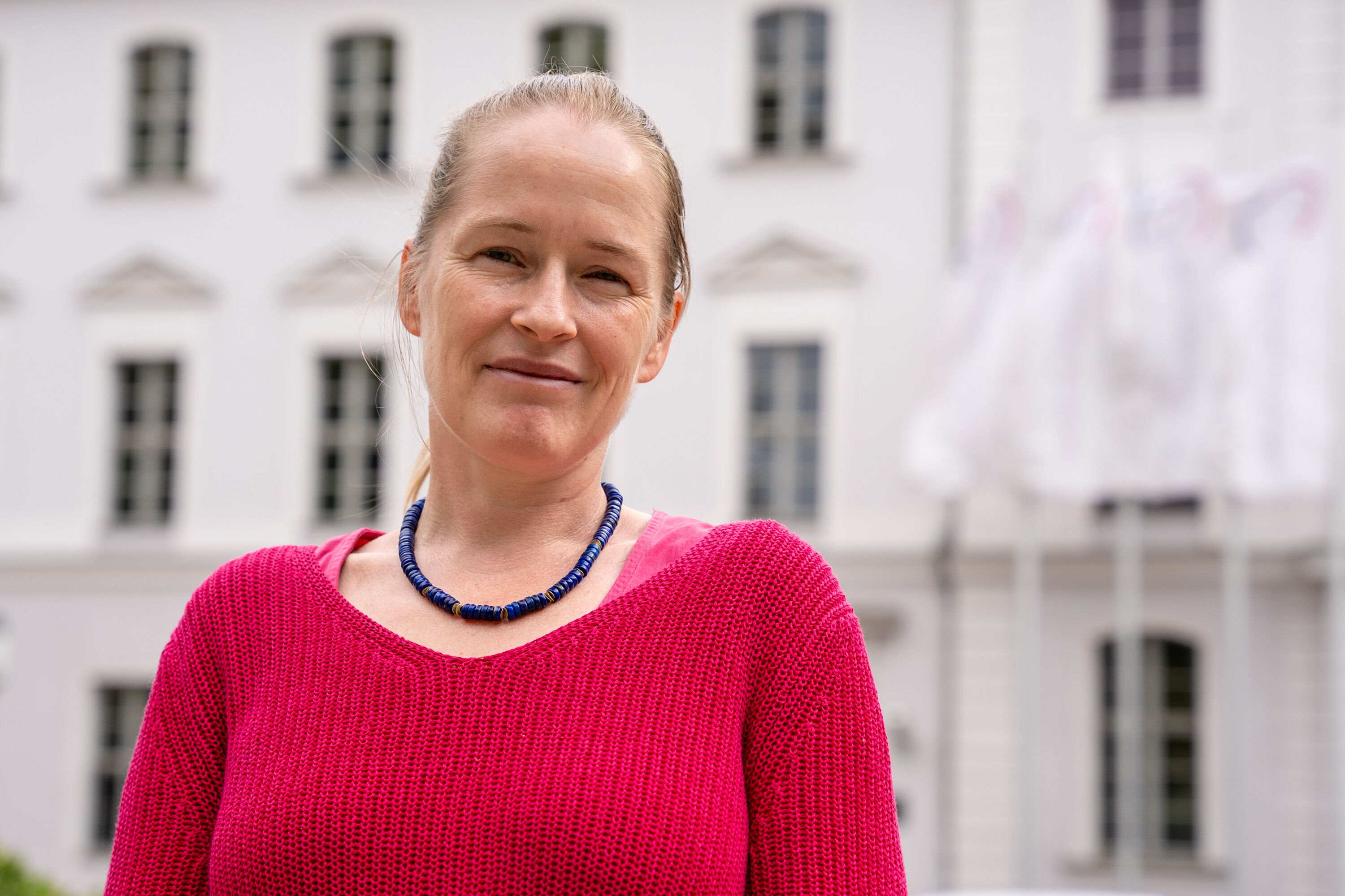 Prof. Dr. Christina Brandt Prof. Dr. Christina Brandt wurde vor dem Unihauptgebäude fotografiert.