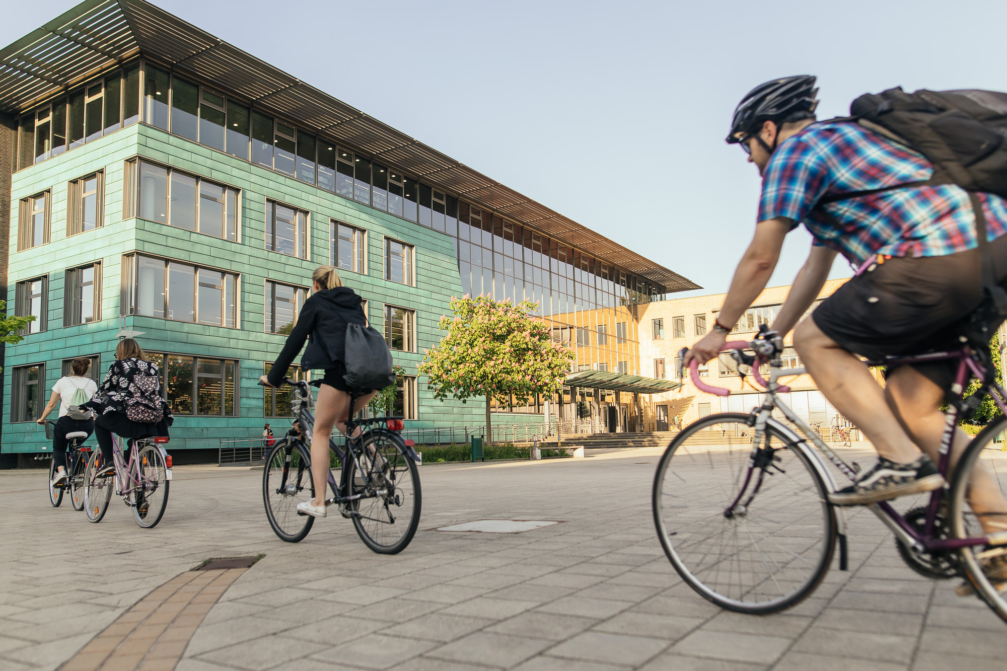 Radfahrer an der UB – Foto: Till Junker