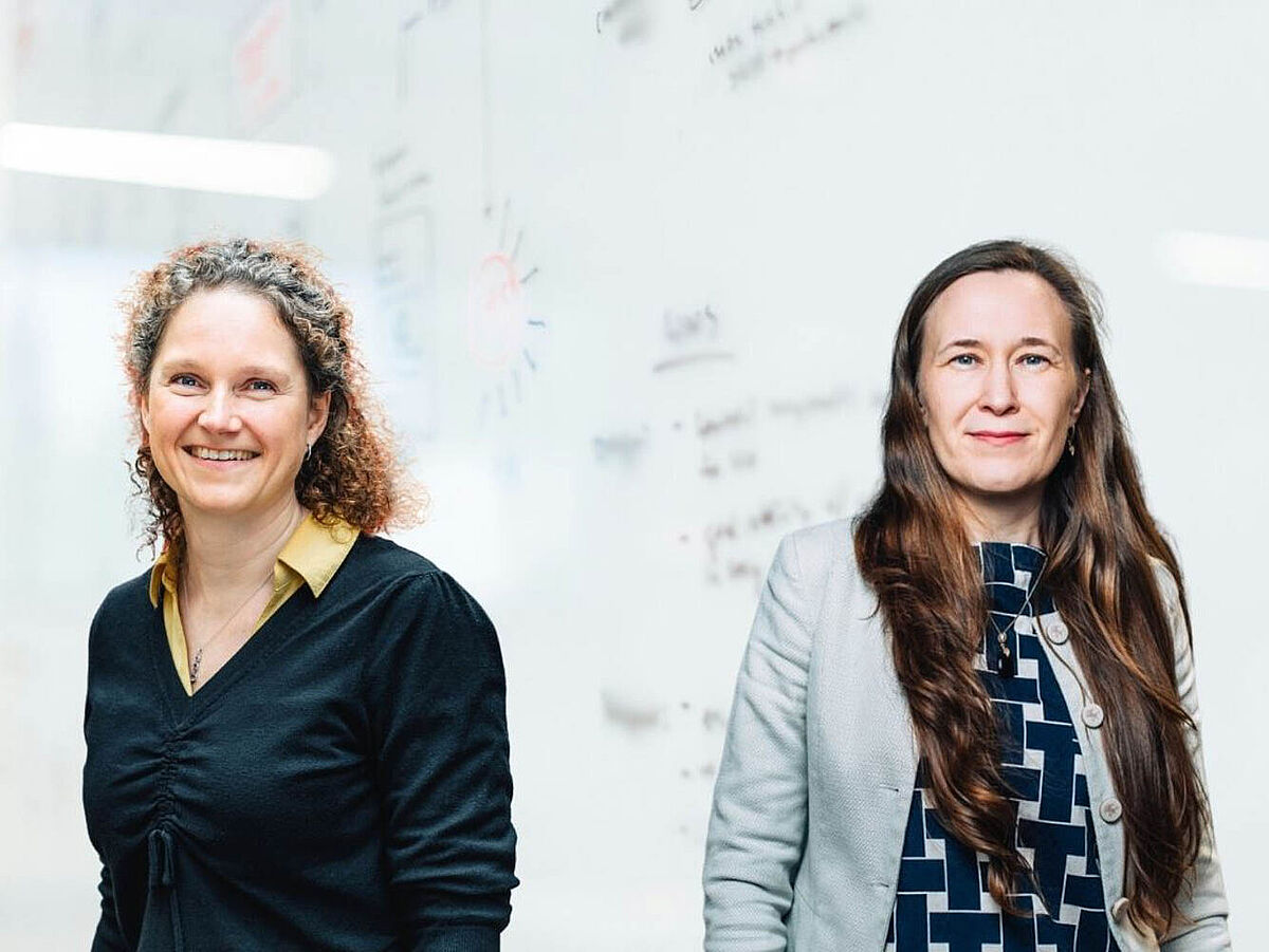Prof. Dr. Susanne Schnell (links, „PIRATE“) und Prof. Dr.-Ing. Kristina Yordanova (rechts, „BehAIve“) sind Sprecherinnen der beiden neuen Verbund-Exzellenzprojekte, die künstliche Intelligenz für die Zukunft der Gesundheitsversorgung nutzen.