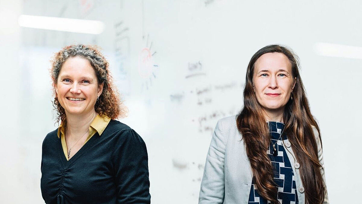 Prof. Dr. Susanne Schnell (links, „PIRATE“) und Prof. Dr.-Ing. Kristina Yordanova (rechts, „BehAIve“) sind Sprecherinnen der beiden neuen Verbund-Exzellenzprojekte, die künstliche Intelligenz für die Zukunft der Gesundheitsversorgung nutzen.