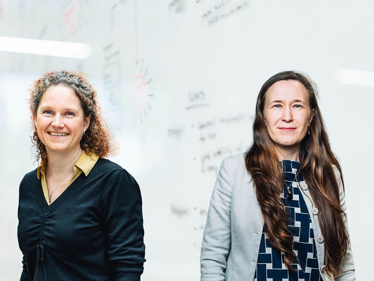 Prof. Dr. Susanne Schnell (links, „PIRATE“) und Prof. Dr.-Ing. Kristina Yordanova (rechts, „BehAIve“) sind Sprecherinnen der beiden neuen Verbund-Exzellenzprojekte, die künstliche Intelligenz für die Zukunft der Gesundheitsversorgung nutzen.