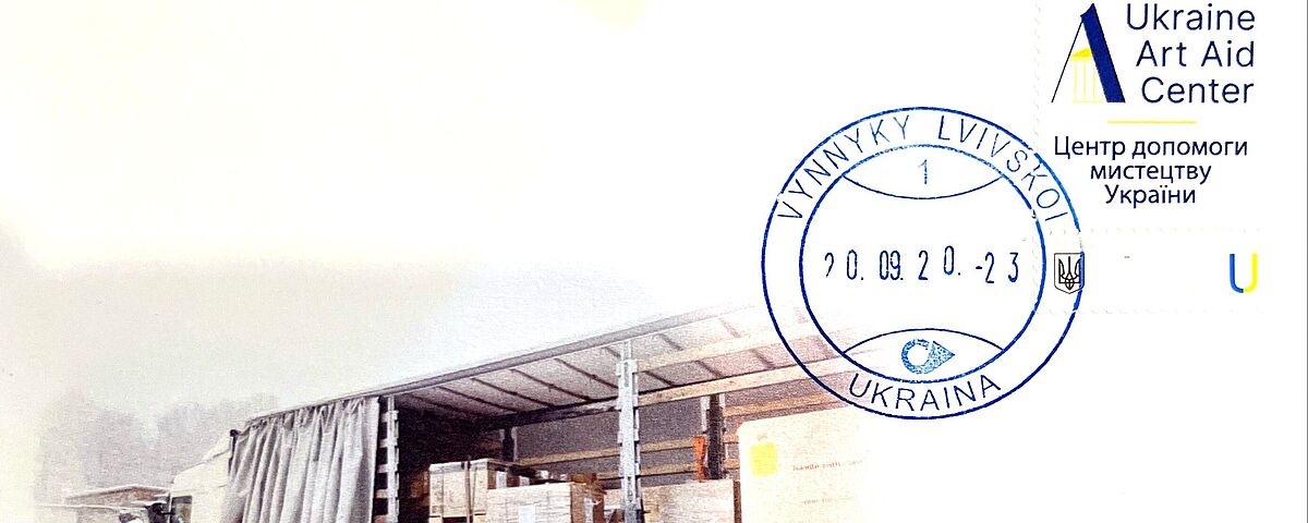 Auf dem Bild ist die Sondermarke auf einem Briefumschlag der ukrainischen Post zu sehen. Auf dem Briefumschlag ist ein LKW zu sehen, von dem Hilfsgüter abgeladen werden.