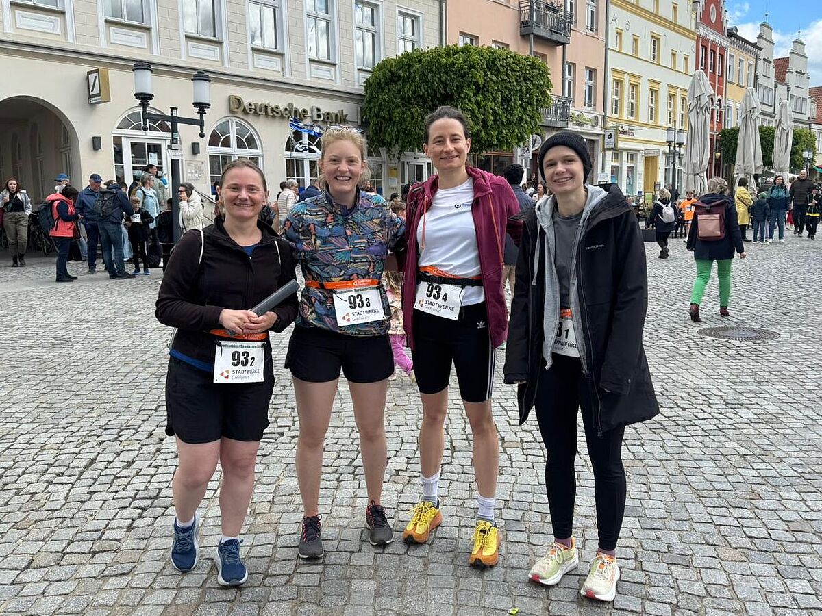 Die vier Läuferinnen des Mentoringteams nach dem Lauf auf dem Marktplatz