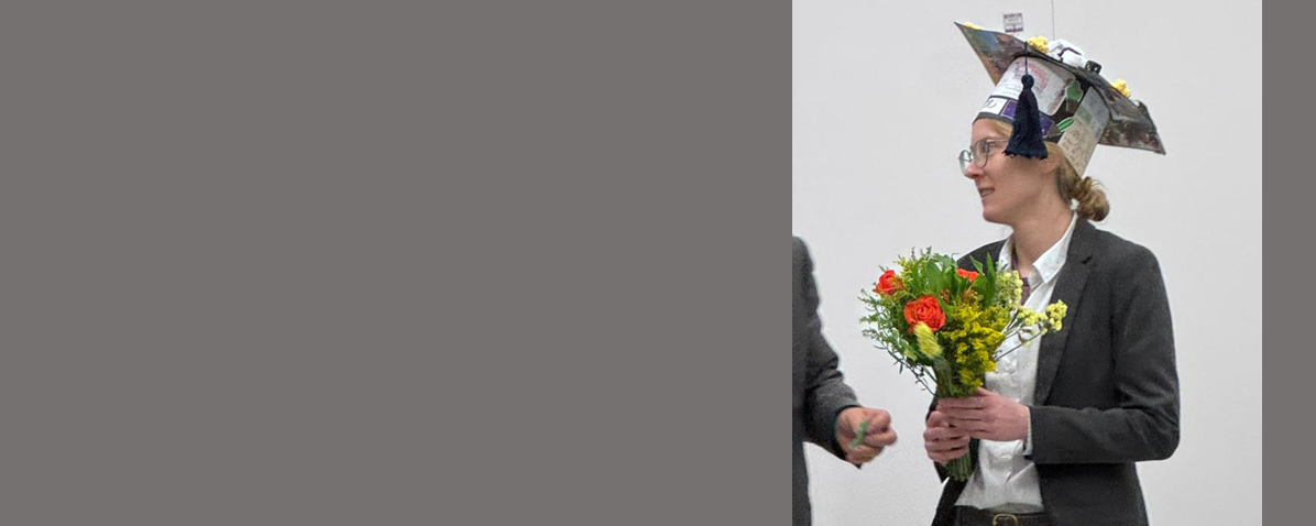 Larissa Busch nach ihrer Verteidigung mit Blumenstrauß