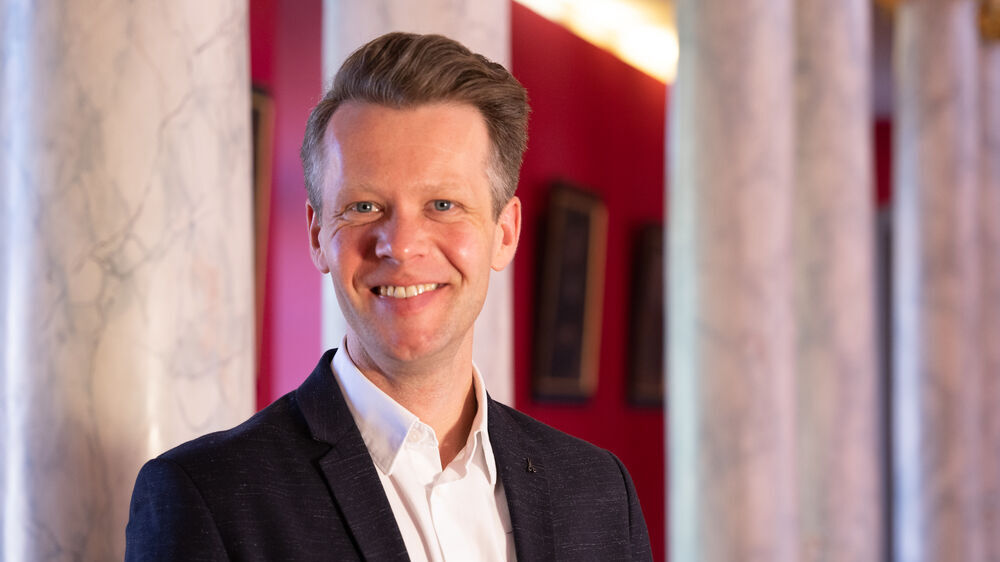 Portrait Marcus Hoffmann, © Gina Heitmann, 2023 Auf dem Bild ist Marcus Hoffmann, Referent im Reltorat, zu sehen.