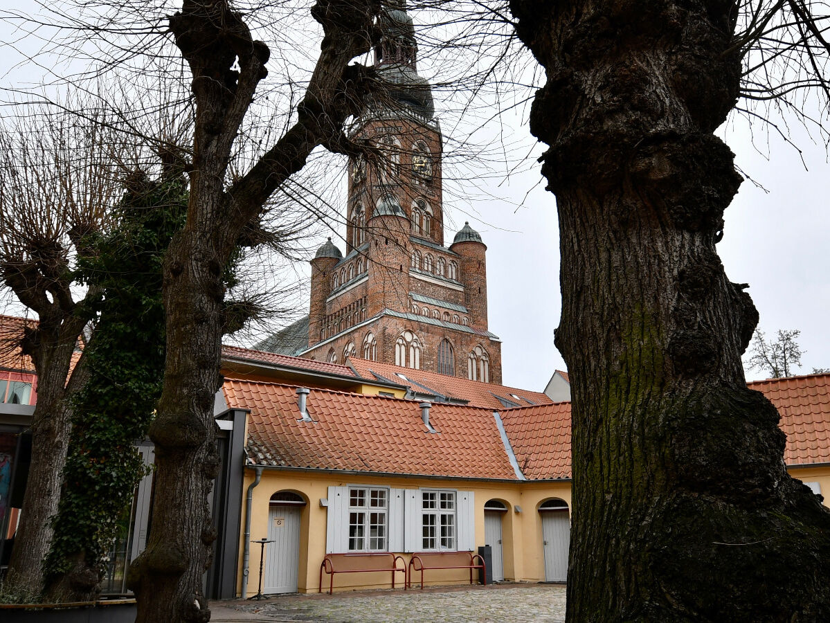 Ein Blick in den Innenhof des Kulturzentrums St. Spiritus Greifswald, im Hintergrund ist der Dom St. Nikolai zu sehen.