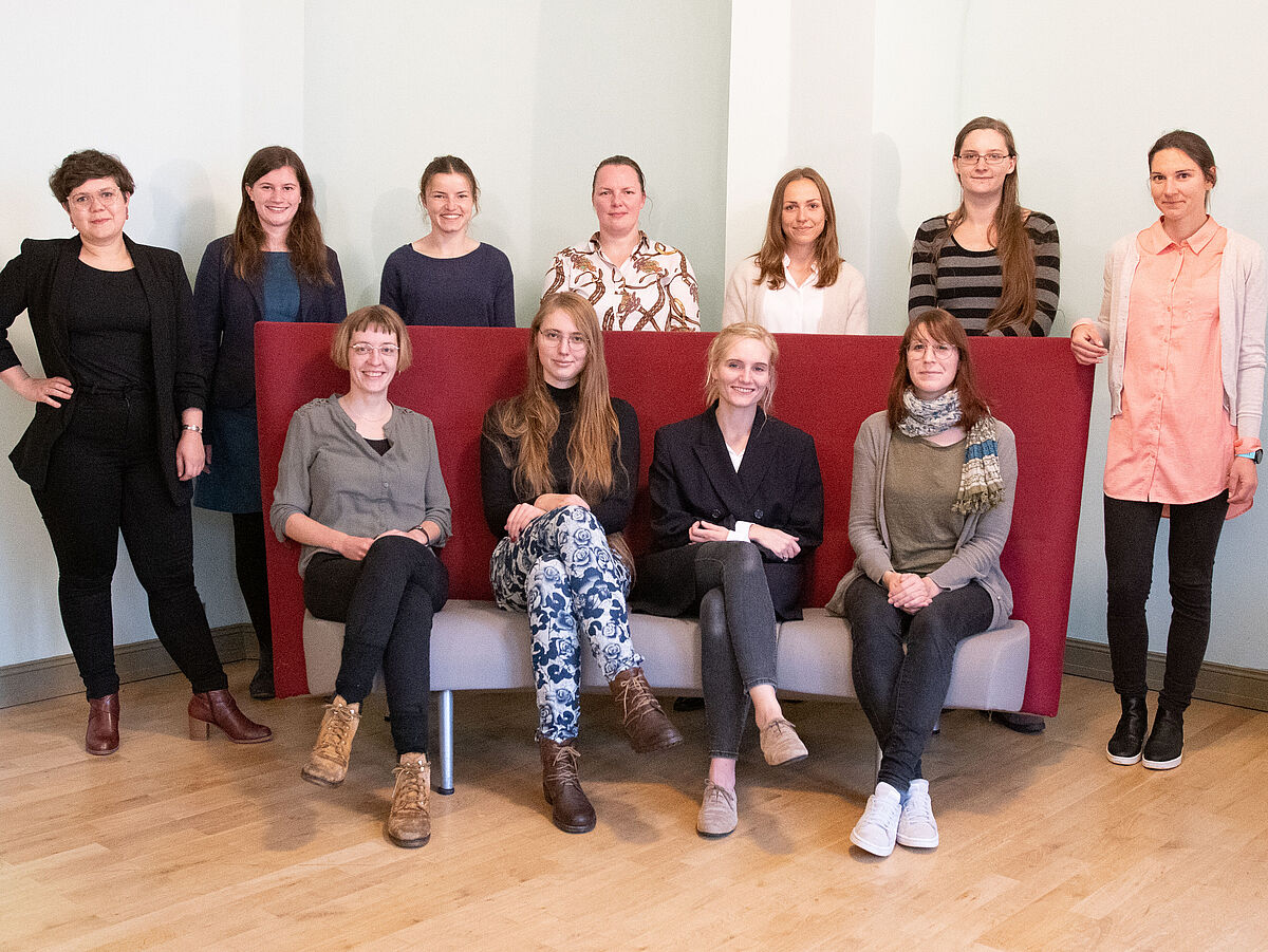 Gruppenfoto der Absolventinnen mit Mentorinnen 2021