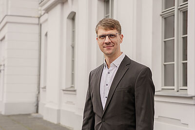 Porträt von Prof. Hendrik Lohse-Bossenz.