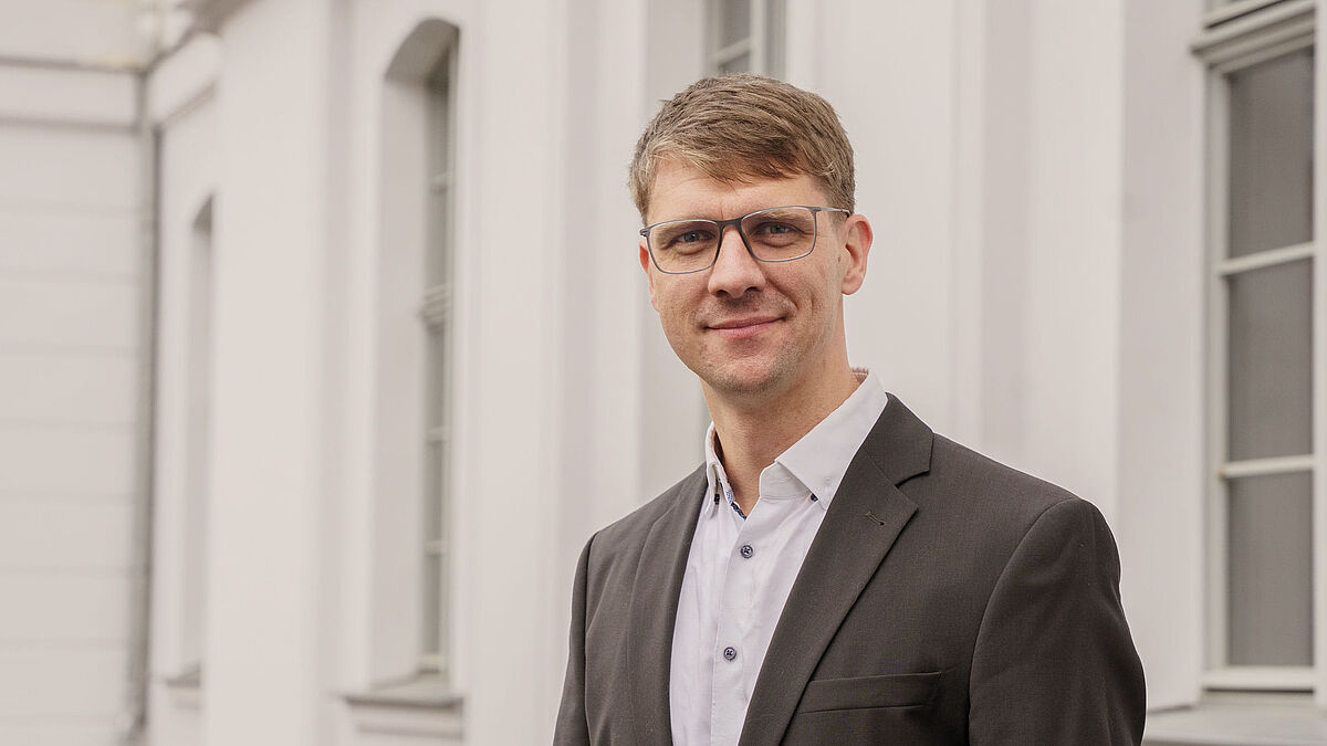 Porträt von Prof. Hendrik Lohse-Bossenz.