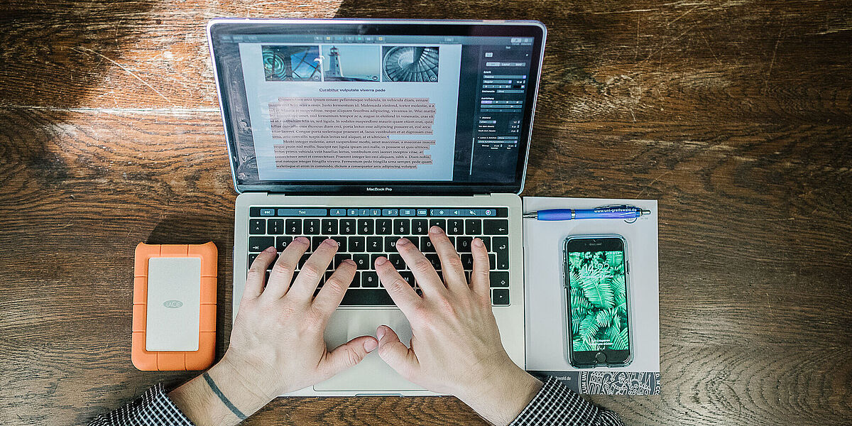 Symbolbild Digitalisierung: Arbeiten am Laptop