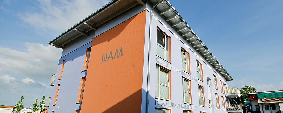 Symbolbild Wohnen: Ein sonnenbeschienenes modernes Flachdachgebäude von einem der Studierendenwohnheime. - Foto: Jan Meßerschmidt