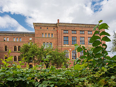 Außenansicht des Gebäudes der Rechts- und Staatswissenschaftlichen Fakultät am Campus Loefflerstraße