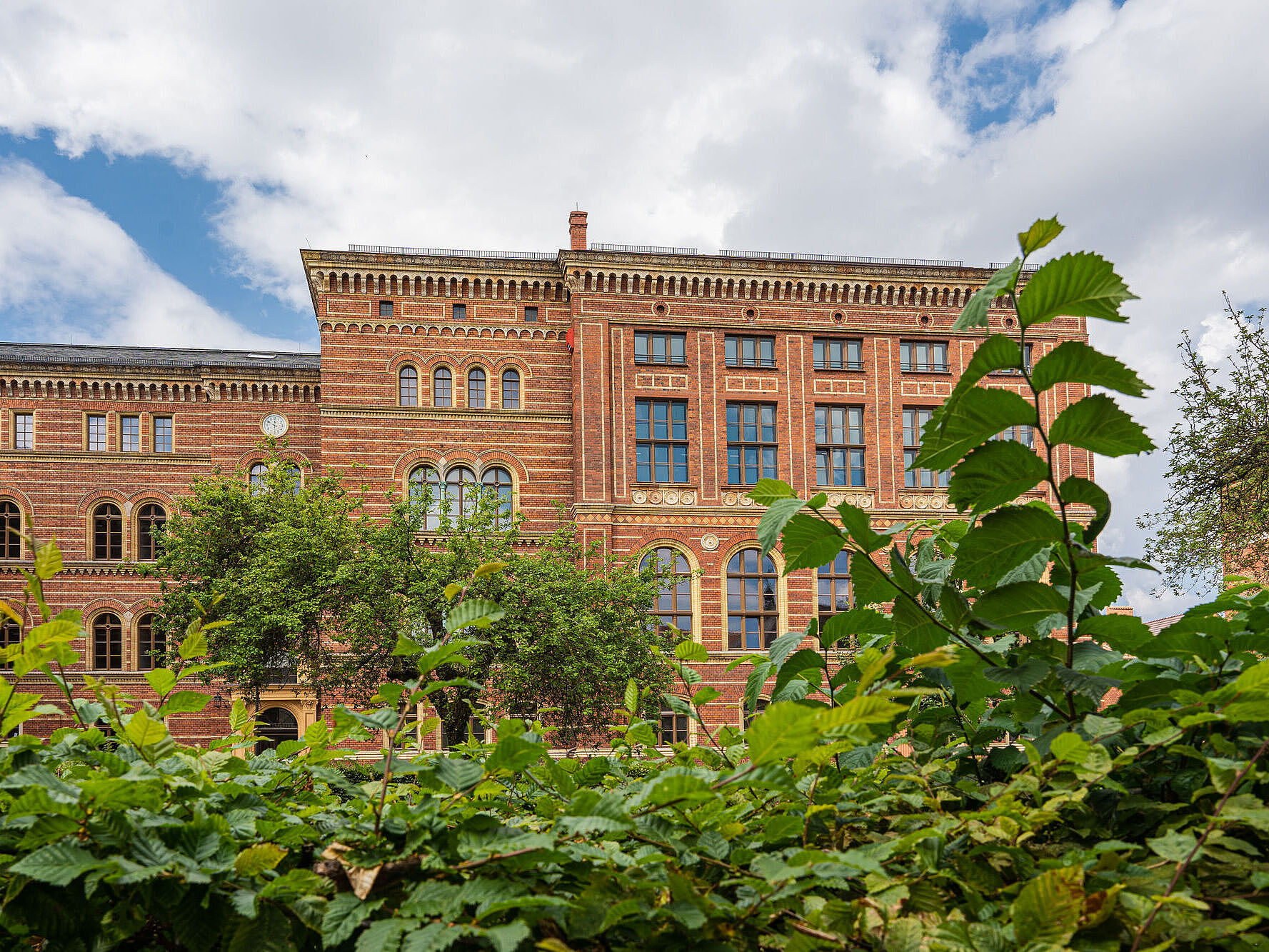 Außenansicht des Gebäudes der Rechts- und Staatswissenschaftlichen Fakultät am Campus Loefflerstraße