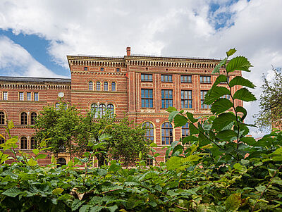 Außenansicht des Gebäudes der Rechts- und Staatswissenschaftlichen Fakultät am Campus Loefflerstraße