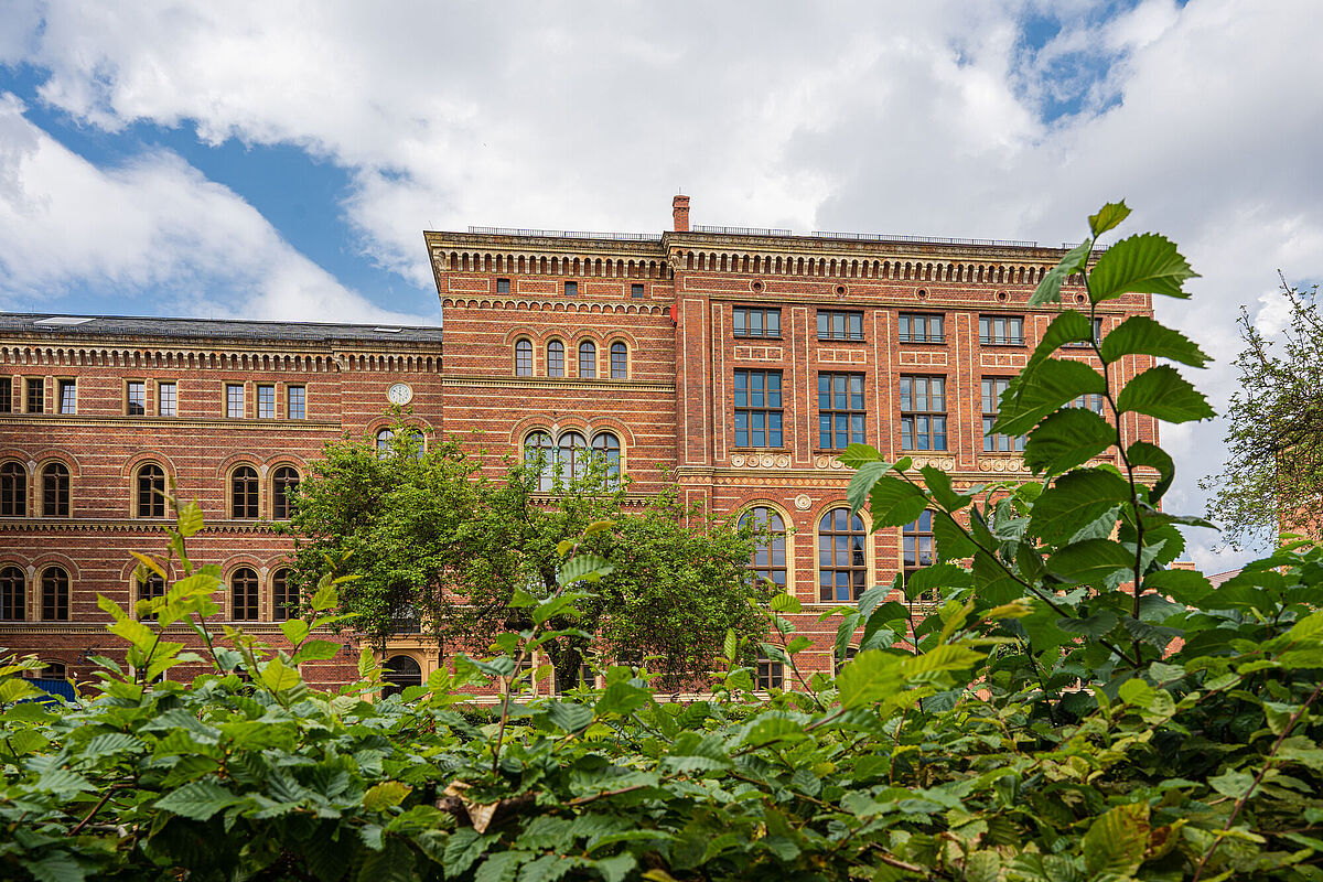 Rechts- und Staatswissenschaftliche Fakultät Außenansicht des Gebäudes der Rechts- und Staatswissenschaftlichen Fakultät am Campus Loefflerstraße