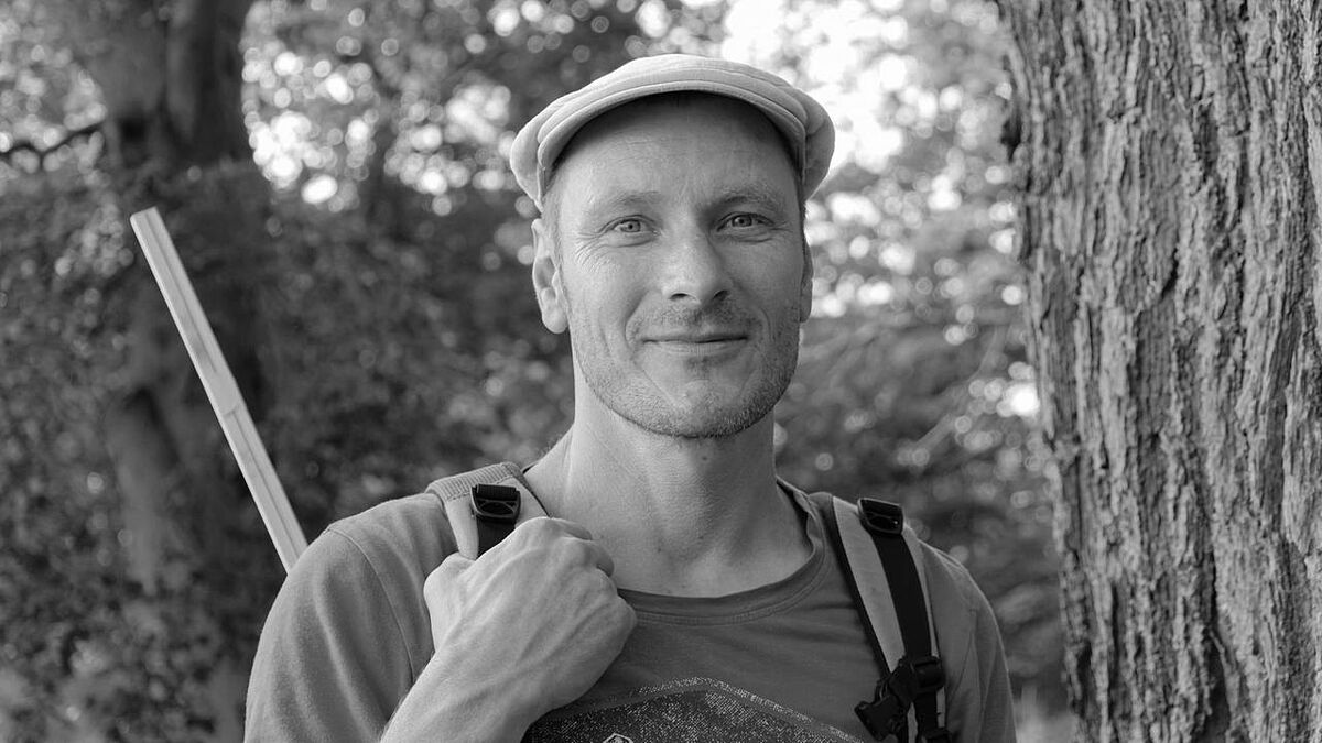 The black and white photo shows Dr. Tobias Scharnweber on a tour through the forest.