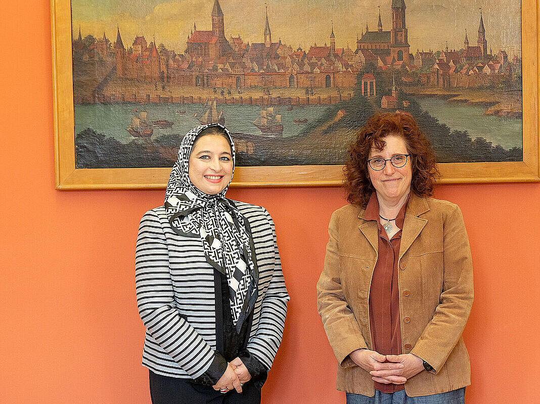 The Deputy Consul General of the U.S. Consulate General Hamburg, Mahvash Siddiqui (left), and Rector Prof. Dr. Katharina Riedel (right), © Patrick Gessner, 2023