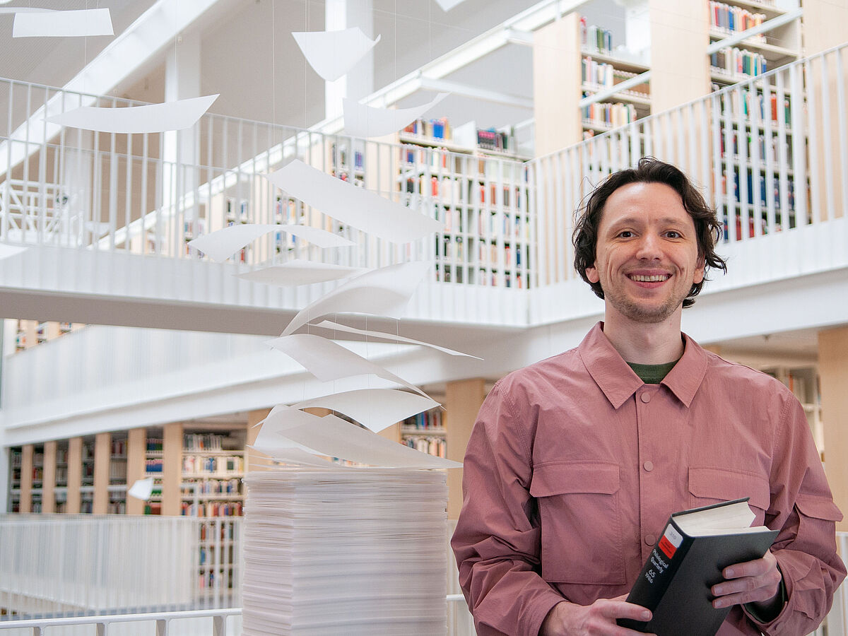 Dr. Elias Kreuzmair in der Unibibliothek