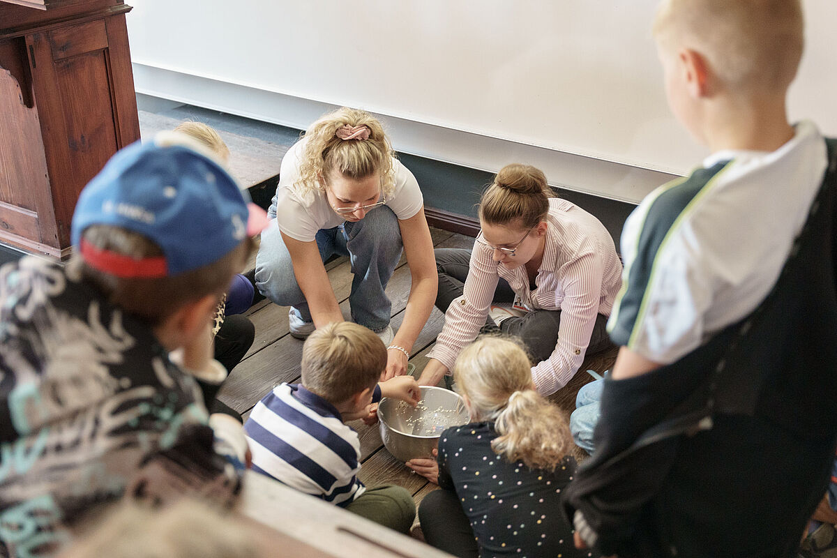 Kinder- und JugendUNI 2026 Bei der Kinder- und JugendUNI experimentieren alle mit.