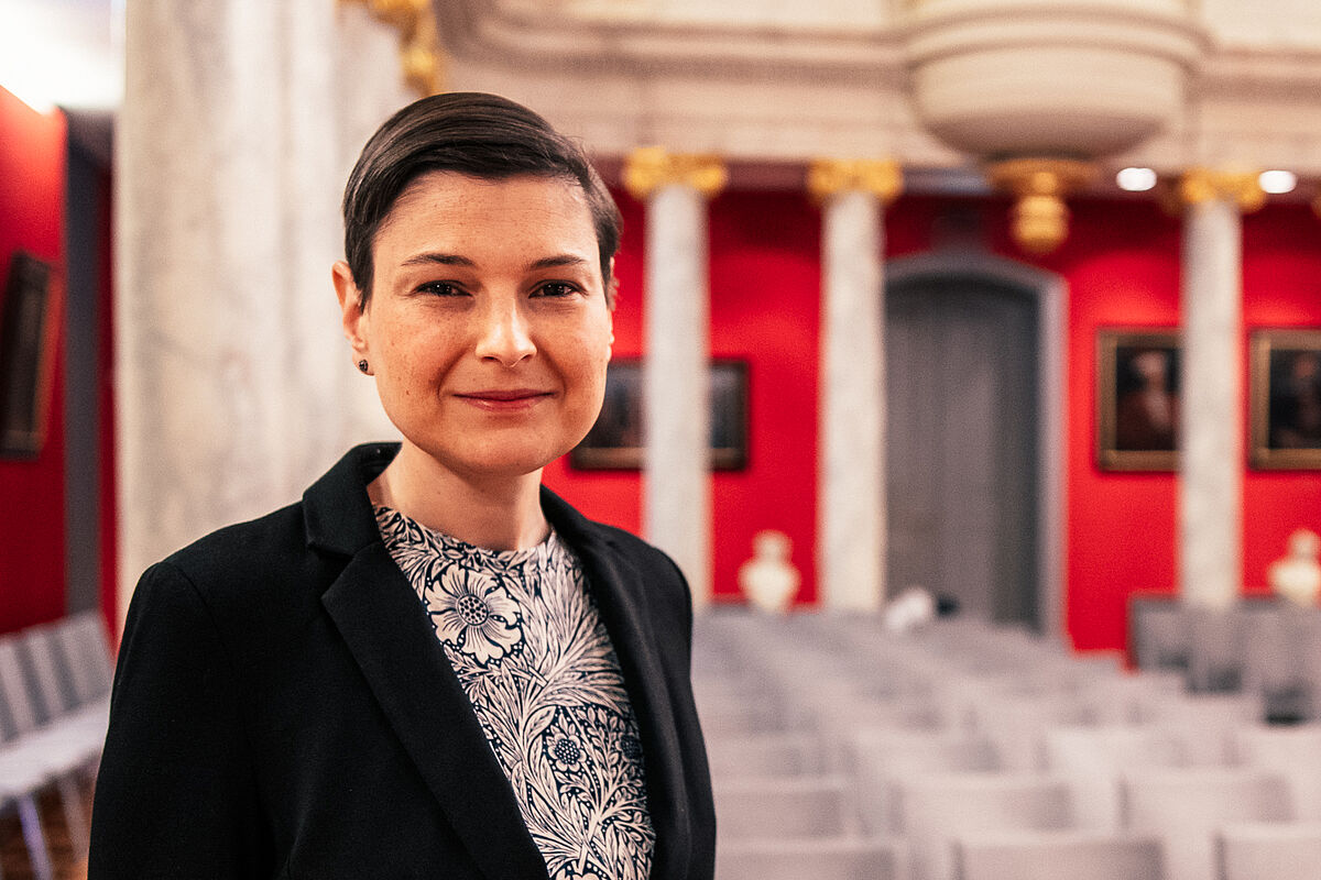 Antonia Lenz in der Aula der Universität Greifswald