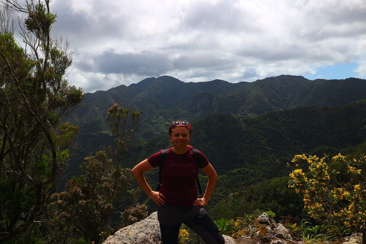 Frau Knab in den Bergen