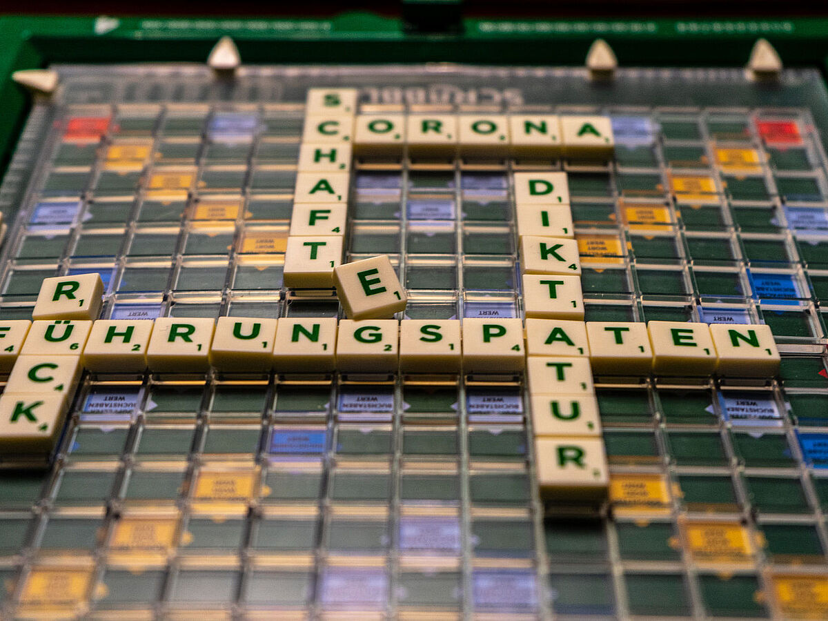 Verschiedene Wörter auf einem Scrabble-Spiel.